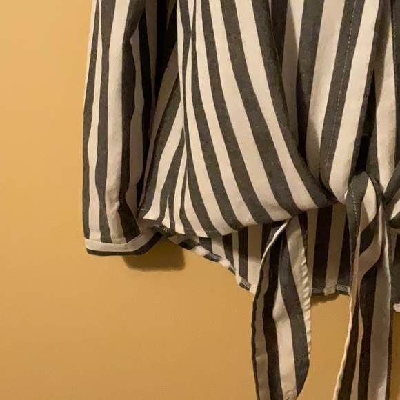 Size M Snap Down the Front Striped Blouse With Pockets - Picture 5 of 8